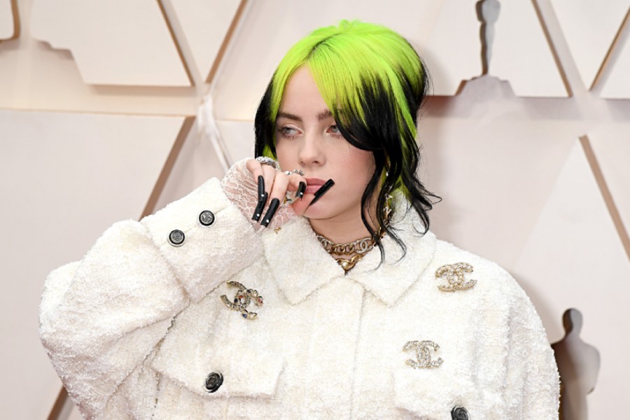 Billie Eilish le dice adiós a su pelo verde ahora es completamente