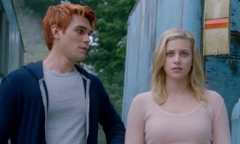 Riverdale Betty Y Archie Se Besan El Trailer De La Quinta Temporada