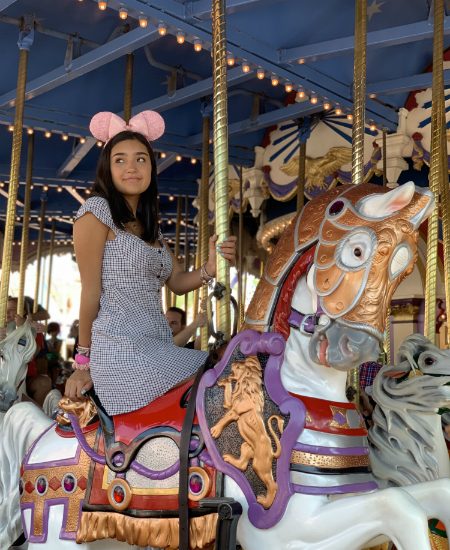 Puede ser un clásico, pero también queremos una foto como la de Xime en el Prince Charming Regal Carrousel de Magic kingdom.