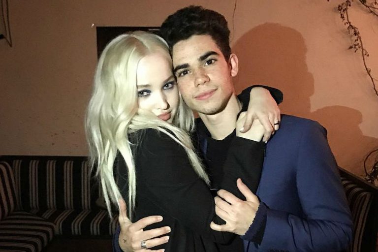 Dove Cameron sigue llorando la muerte de su amigo Cameron Boyce Tú en