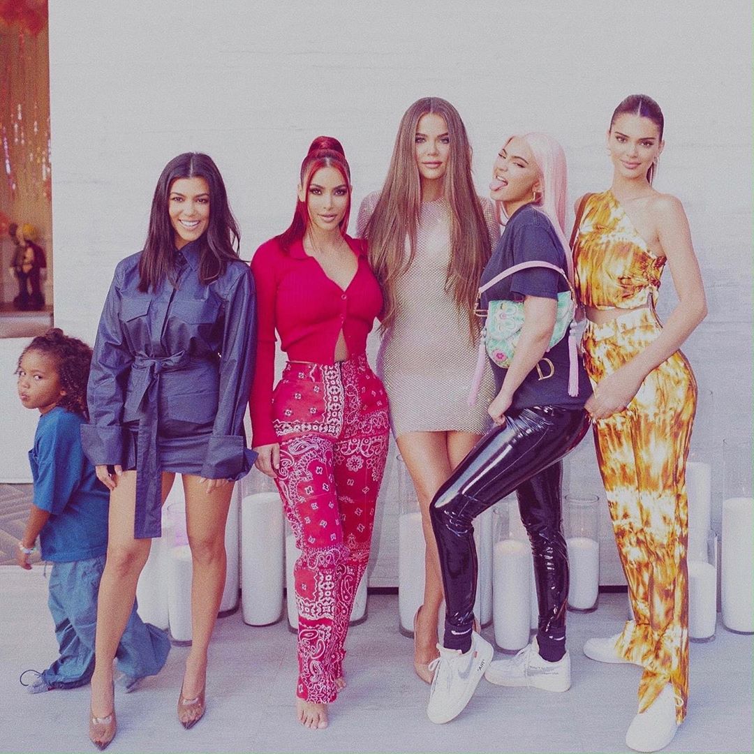 Kylie jenner mantiene economicamente a un miembro clan kardashian