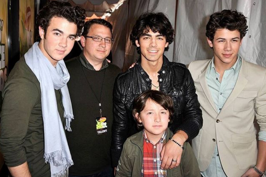 Frankie Jonas Rocks Blue Hair at Jonas Brothers Concert - wide 7