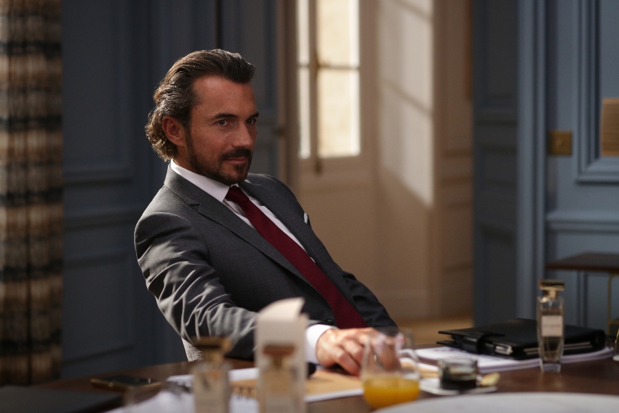 William Abadie es Antoine en Emily in paris