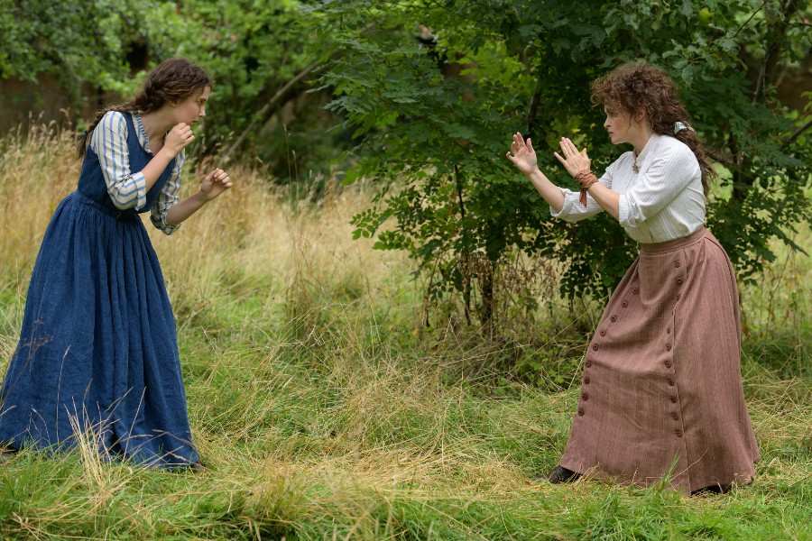Helena Bonham Carter es Eudoria Holmes en la película de netflix enola holmes