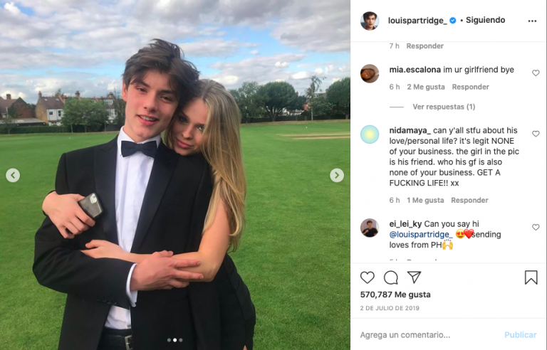 Fans creen haber descubierto quién es la novia de Louis Partridge de