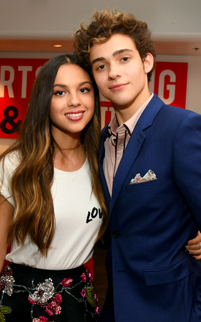 olivia rodrigo se manda mensajes de texto con niall horan