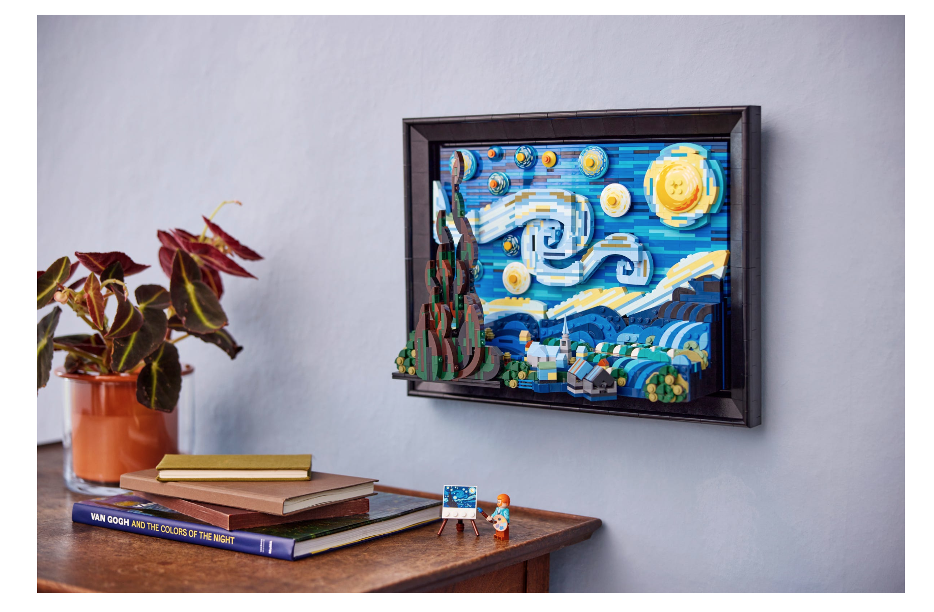 Objeto decorativo para el hogar: Esta pieza de arte con ladrillos LEGO® que recrea la obra de Van Gogh mide aproximadamente 28 cm de altura, 38 cm de anchura y 12 cm de profundidad; puede exponerse de pie o colgada con el gancho de pared