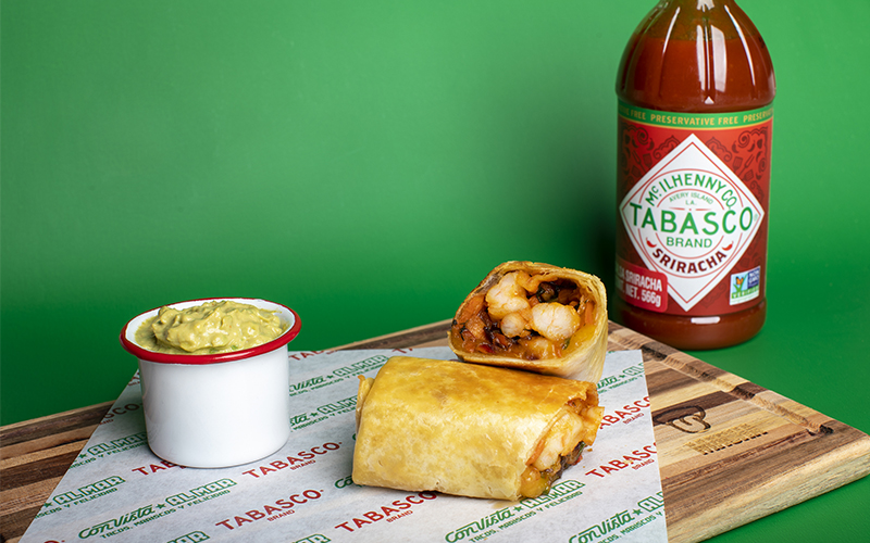 Tarde con amix prepara un burrito de camarones con Salsa TABASCO